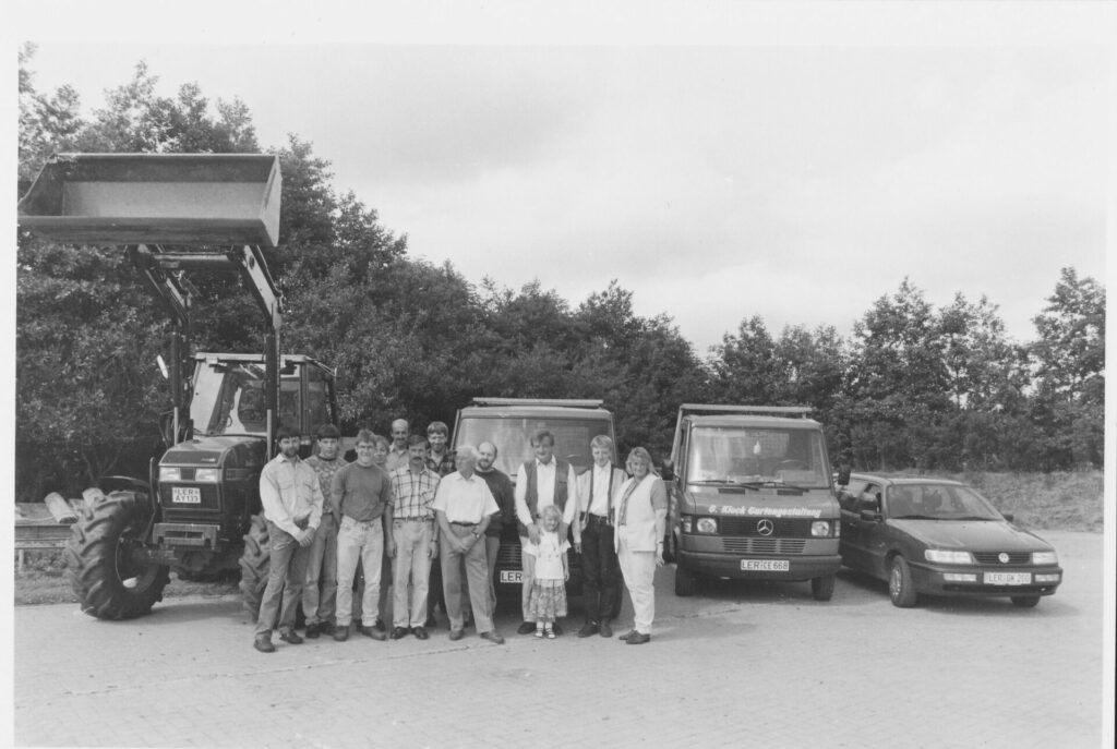 Firmenfoto mit Fahrzeugen 1996
